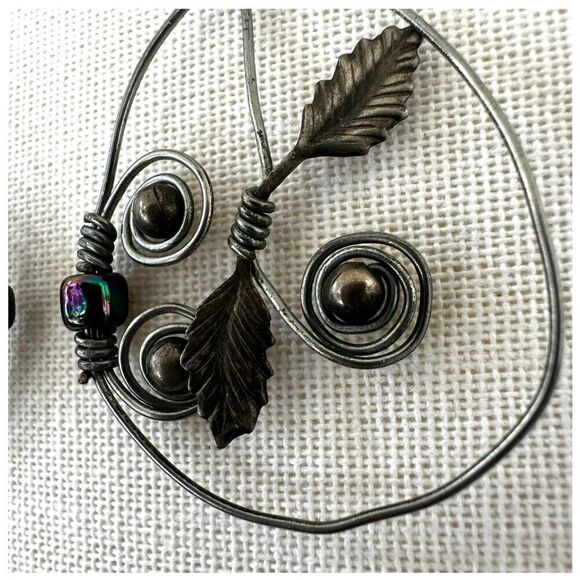 Silver tone teardrop leaf wire artisan earrings - Picture 8 of 9